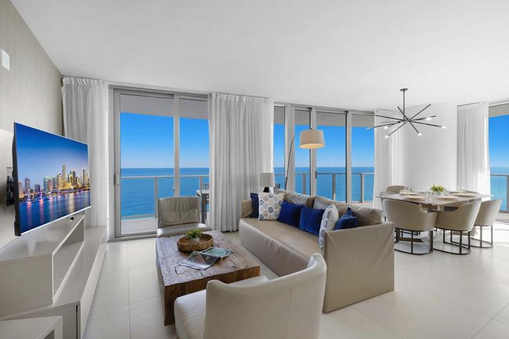 Elegante sala de estar con mobiliario moderno en un apartamento en Building South Ocean Drive - stay-sol - 1363908 en Hollywood, Hollywood