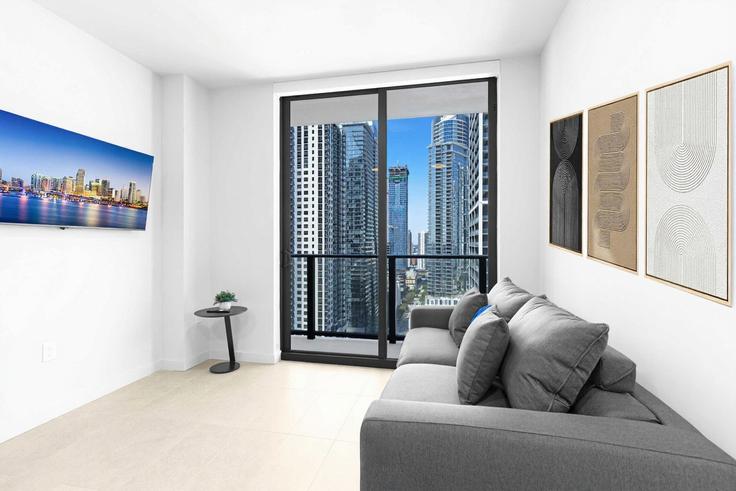 Elegante sala de estar con mobiliario moderno en un apartamento en Building Northeast 1st Avenue - stay-sol - 1509614 en Miami, Miami Elegante sala de estar con mobiliario moderno en un apartamento en Building Northeast 1st Avenue - stay-sol - 1509614 en Miami, Miami