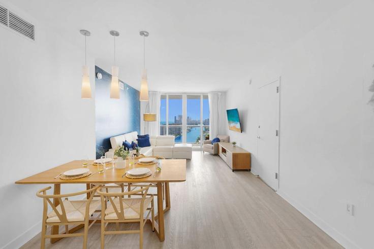 Salle de séjour élégante avec mobilier moderne dans un appartement à Building East Hallandale Beach Boulevard - stay-sol - 1227286 - MIA à Hallandale Beach, Hallandale Beach