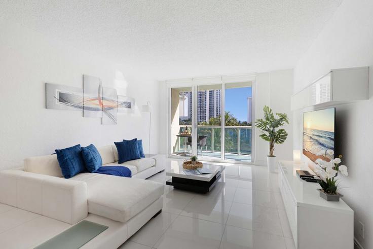 Sunny Isles Beach Sunny Isles BeachのBuilding Collins Avenue - stay-sol - 1227552 - MIAのアパートメントにある、モダンな家具を備えたエレガントなデザインのリビングルーム