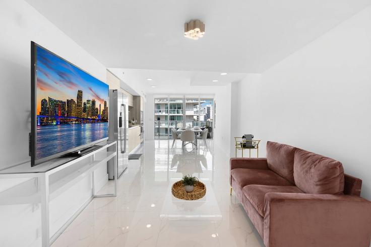 Miami Beach, Miami Beach에 위치한 Building Indian Creek Drive - stay-sol - 1380771 유닛의 세련된 인테리어가 돋보이는 거실