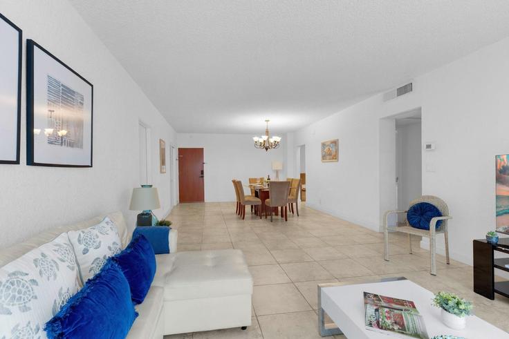 Building South Ocean Drive - stay-sol - 1570095 adresindeki bir dairede modern mobilyalarla zarif bir şekilde tasarlanmış oturma odası Hollywood, Hollywood Building South Ocean Drive - stay-sol - 1570095 adresindeki bir dairede modern mobilyalarla zarif bir şekilde tasarlanmış oturma odası Hollywood, Hollywood