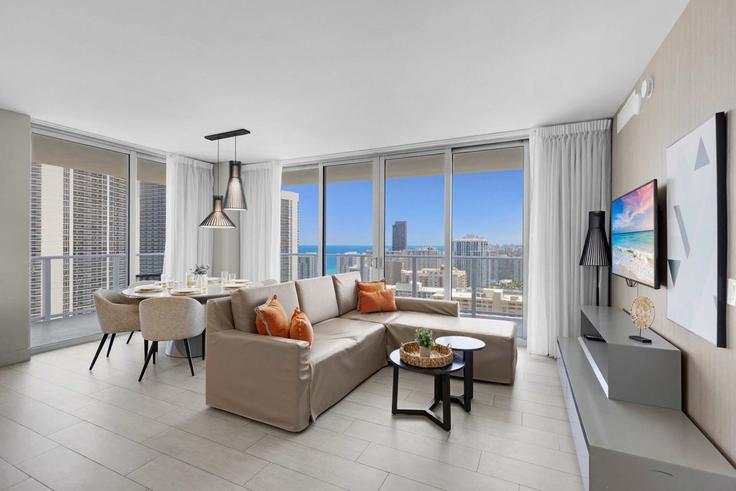 Hollywood HollywoodのBuilding Jimmy Buffett Memorial Highway - stay-sol - 1227198 - MIAのアパートメントにある、モダンな家具を備えたエレガントなデザインのリビングルーム