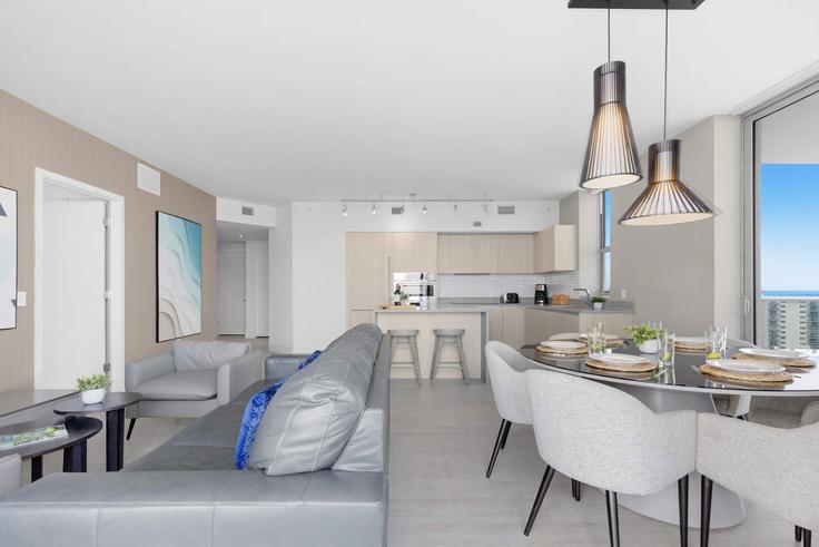 Hollywood, Hollywood에 위치한 Building South Ocean Drive - stay-sol - 1388506 유닛의 세련된 인테리어가 돋보이는 거실 Hollywood, Hollywood에 위치한 Building South Ocean Drive - stay-sol - 1388506 유닛의 세련된 인테리어가 돋보이는 거실