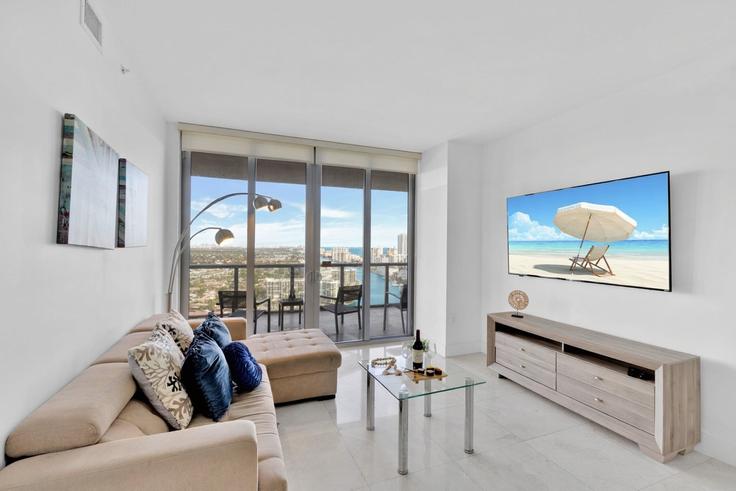Salle de séjour élégante avec mobilier moderne dans un appartement à Building East Hallandale Beach Boulevard - stay-sol - 1227437 - MIA à Hallandale Beach, Hallandale Beach