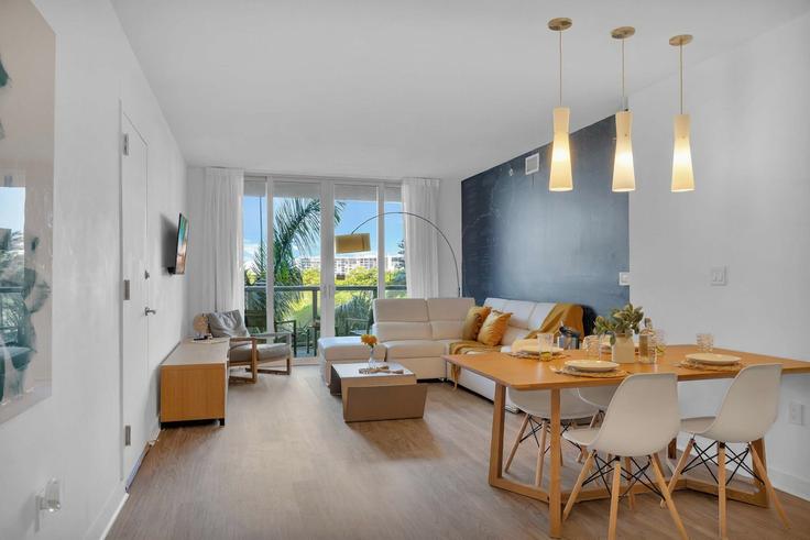 Sala de estar elegantemente projetada com móveis modernos em um apartamento no Building East Hallandale Beach Boulevard - stay-sol - 1227504 - MIA em Hallandale Beach, Hallandale Beach Sala de estar elegantemente projetada com móveis modernos em um apartamento no Building East Hallandale Beach Boulevard - stay-sol - 1227504 - MIA em Hallandale Beach, Hallandale Beach