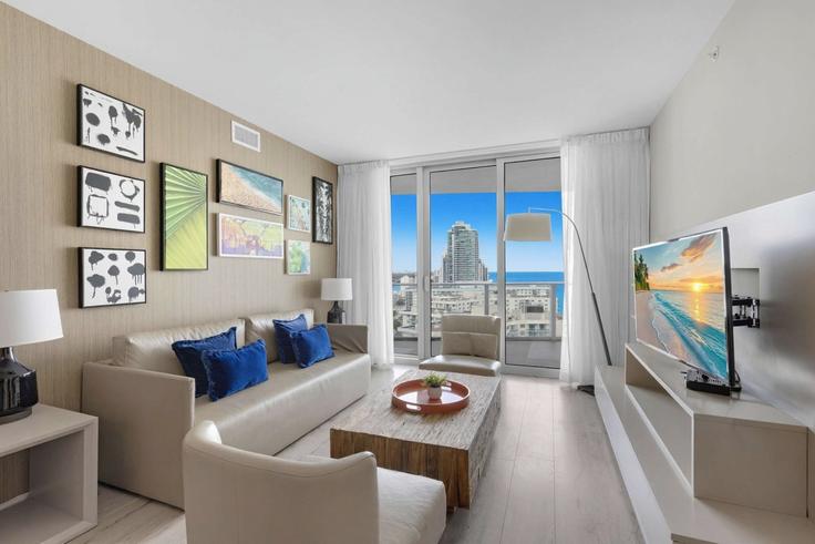 Building South Ocean Drive - stay-sol - 1363907 adresindeki bir dairede modern mobilyalarla zarif bir şekilde tasarlanmış oturma odası Hollywood, Hollywood Building South Ocean Drive - stay-sol - 1363907 adresindeki bir dairede modern mobilyalarla zarif bir şekilde tasarlanmış oturma odası Hollywood, Hollywood