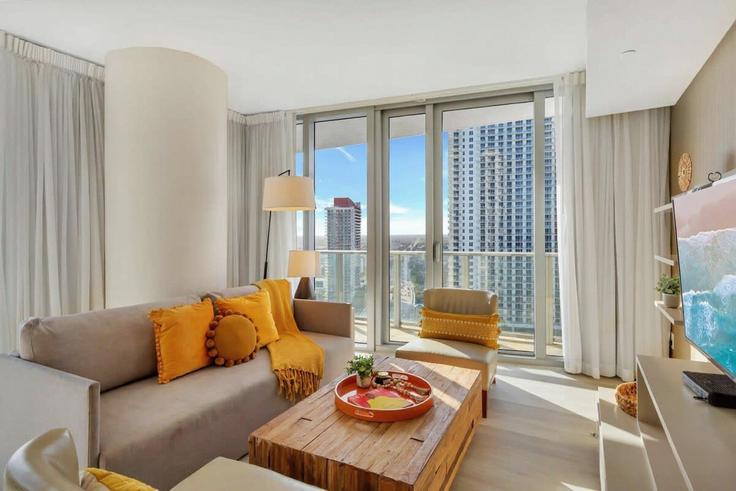 Salle de séjour élégante avec mobilier moderne dans un appartement à Building South Ocean Drive - stay-sol - 1227277 - MIA à Hollywood, Hollywood