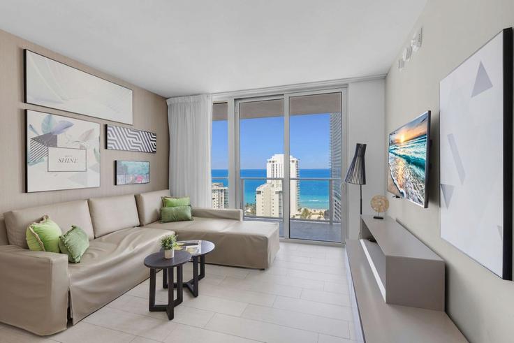 Salle de séjour élégante avec mobilier moderne dans un appartement à Building Jimmy Buffett Memorial Highway - stay-sol - 1227199 - MIA à Hollywood, Hollywood