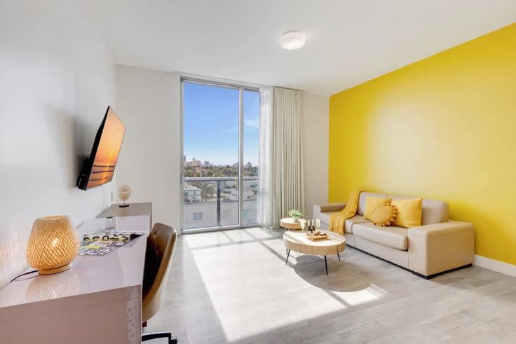 Salle de séjour élégante avec mobilier moderne dans un appartement à Building North Ocean Drive - stay-sol - 1227244 - MIA à Hollywood, Hollywood Salle de séjour élégante avec mobilier moderne dans un appartement à Building North Ocean Drive - stay-sol - 1227244 - MIA à Hollywood, Hollywood