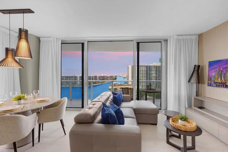 Building South Ocean Drive - stay-sol - 1352082 adresindeki bir dairede modern mobilyalarla zarif bir şekilde tasarlanmış oturma odası Hollywood, Hollywood Building South Ocean Drive - stay-sol - 1352082 adresindeki bir dairede modern mobilyalarla zarif bir şekilde tasarlanmış oturma odası Hollywood, Hollywood