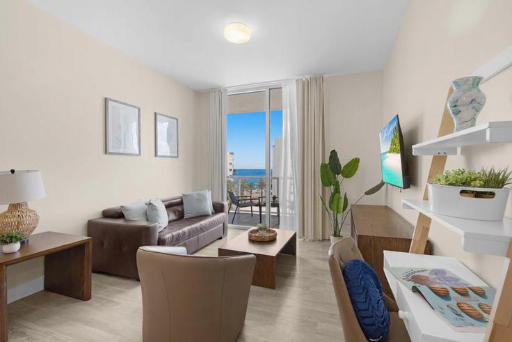 Salle de séjour élégante avec mobilier moderne dans un appartement à Building North Ocean Drive - stay-sol - 1227335 - MIA à Hollywood, Hollywood Salle de séjour élégante avec mobilier moderne dans un appartement à Building North Ocean Drive - stay-sol - 1227335 - MIA à Hollywood, Hollywood