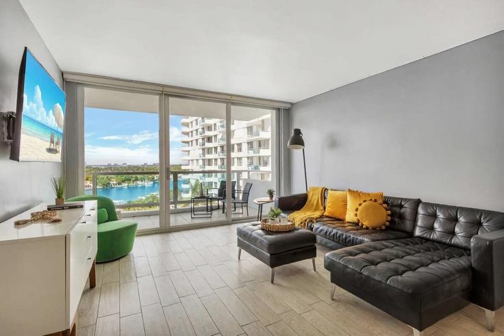 Building Collins Avenue - stay-sol - 1227341 - MIA adresindeki bir dairede modern mobilyalarla zarif bir şekilde tasarlanmış oturma odası Miami Beach, Miami Beach Building Collins Avenue - stay-sol - 1227341 - MIA adresindeki bir dairede modern mobilyalarla zarif bir şekilde tasarlanmış oturma odası Miami Beach, Miami Beach