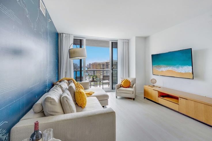 Elegante sala de estar con mobiliario moderno en un apartamento en Building East Hallandale Beach Boulevard - stay-sol - 1227336 - MIA en Hallandale Beach, Hallandale Beach