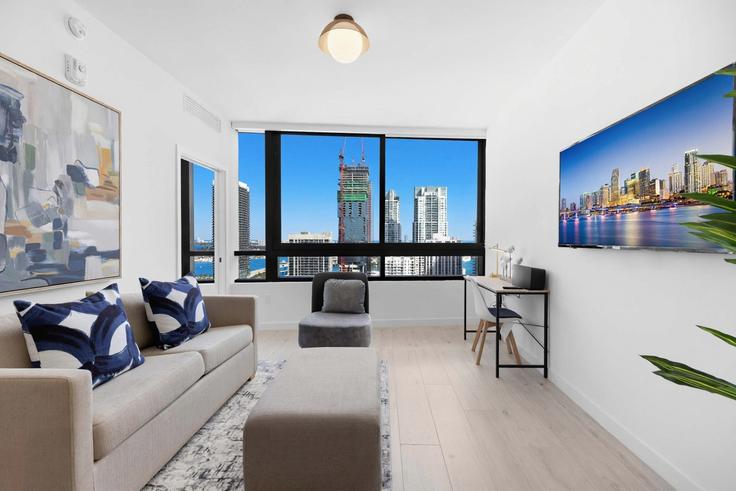Elegante sala de estar con mobiliario moderno en un apartamento en Building North Miami Avenue - stay-sol - 1470085 en Miami, Miami