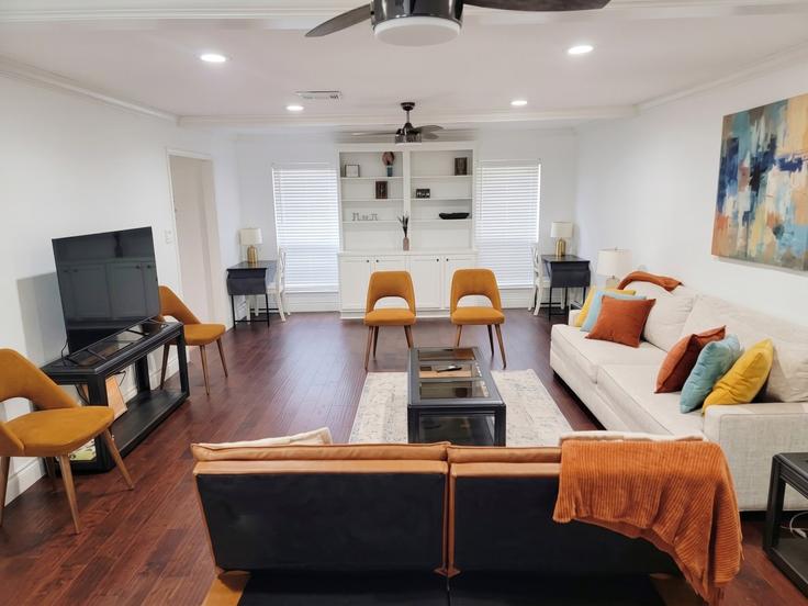 Houston HoustonのBuilding Sweet Grass Trail - stay-with-charm - 1355774のアパートメントにある、モダンな家具を備えたエレガントなデザインのリビングルーム Houston HoustonのBuilding Sweet Grass Trail - stay-with-charm - 1355774のアパートメントにある、モダンな家具を備えたエレガントなデザインのリビングルーム