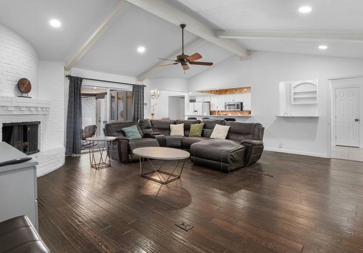 Salle de séjour élégante avec mobilier moderne dans un appartement à Building Arborhill Drive - stay-with-charm - 1355775 à Dallas, Dallas Salle de séjour élégante avec mobilier moderne dans un appartement à Building Arborhill Drive - stay-with-charm - 1355775 à Dallas, Dallas