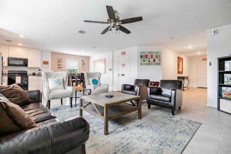 Building Normandy Brook Road - stay-with-charm - 1531975 adresindeki bir dairede modern mobilyalarla zarif bir şekilde tasarlanmış oturma odası Dallas, Dallas Building Normandy Brook Road - stay-with-charm - 1531975 adresindeki bir dairede modern mobilyalarla zarif bir şekilde tasarlanmış oturma odası Dallas, Dallas