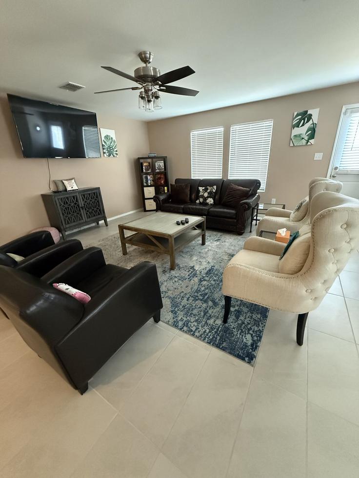 Elegante sala de estar con mobiliario moderno en un apartamento en Building Normandy Brook Road - stay-with-charm - 1531975 en Dallas, Dallas Elegante sala de estar con mobiliario moderno en un apartamento en Building Normandy Brook Road - stay-with-charm - 1531975 en Dallas, Dallas