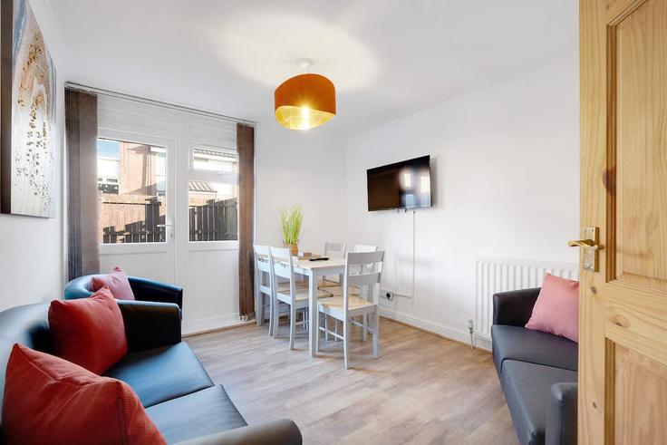 Building Stafford Place - stay-with-us-mpb-ltd - 1588767 adresindeki bir dairede modern mobilyalarla zarif bir şekilde tasarlanmış oturma odası Peterlee, Peterlee