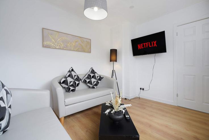 Elegant gestaltetes Wohnzimmer mit moderner Einrichtung in einer Wohnung im Building Salem Avenue - stay-with-us-mpb-ltd - 1588773 in Consett, Consett