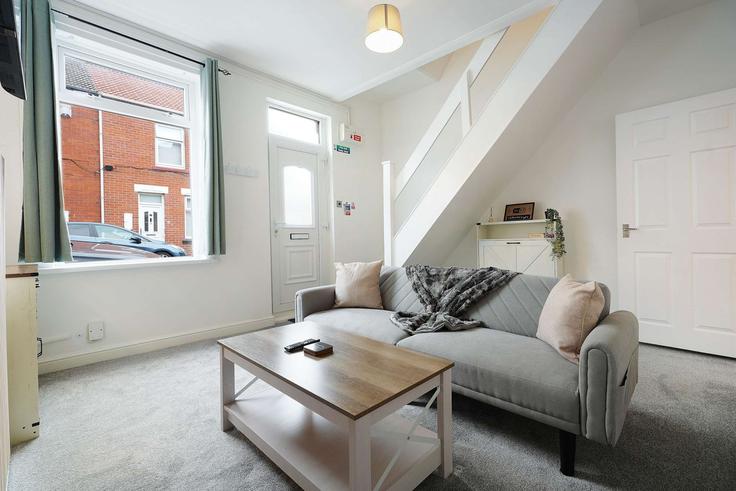 Salle de séjour élégante avec mobilier moderne dans un appartement à Building Third Street - stay-with-us-mpb-ltd - 1597012 à Hartlepool, Hartlepool Salle de séjour élégante avec mobilier moderne dans un appartement à Building Third Street - stay-with-us-mpb-ltd - 1597012 à Hartlepool, Hartlepool