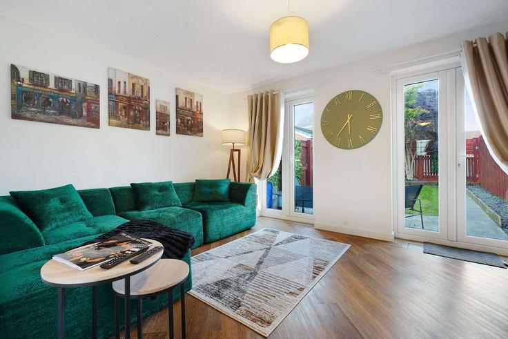 Elegante sala de estar con mobiliario moderno en un apartamento en Building Gooch Close - stay-with-us-mpb-ltd - 1648659 en Stockton-on-Tees, Stockton-on-Tees Elegante sala de estar con mobiliario moderno en un apartamento en Building Gooch Close - stay-with-us-mpb-ltd - 1648659 en Stockton-on-Tees, Stockton-on-Tees