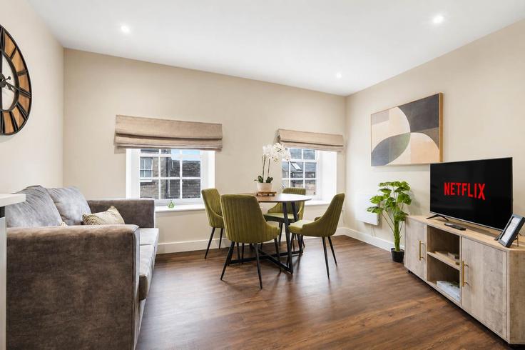 Elegant gestaltetes Wohnzimmer mit moderner Einrichtung in einer Wohnung im Building Horse Market - stay-with-us-mpb-ltd - 1588895 in Barnard Castle, Barnard Castle Elegant gestaltetes Wohnzimmer mit moderner Einrichtung in einer Wohnung im Building Horse Market - stay-with-us-mpb-ltd - 1588895 in Barnard Castle, Barnard Castle