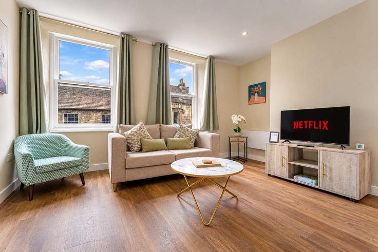 Elegant gestaltetes Wohnzimmer mit moderner Einrichtung in einer Wohnung im Building Horse Market - stay-with-us-mpb-ltd - 1588765 in Barnard Castle, Barnard Castle Elegant gestaltetes Wohnzimmer mit moderner Einrichtung in einer Wohnung im Building Horse Market - stay-with-us-mpb-ltd - 1588765 in Barnard Castle, Barnard Castle