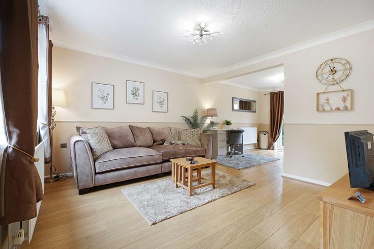 Huntingdonshire District, St. Neots에 위치한 Building Rectory Close - stay-with-us-mpb-ltd - 1648657 유닛의 세련된 인테리어가 돋보이는 거실 Huntingdonshire District, St. Neots에 위치한 Building Rectory Close - stay-with-us-mpb-ltd - 1648657 유닛의 세련된 인테리어가 돋보이는 거실