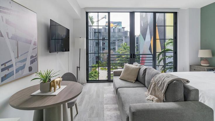 Salle de séjour élégante avec mobilier moderne dans un appartement à Building Northwest 24th Street - stay-with-vibe - 1696210 à Miami, Miami Salle de séjour élégante avec mobilier moderne dans un appartement à Building Northwest 24th Street - stay-with-vibe - 1696210 à Miami, Miami