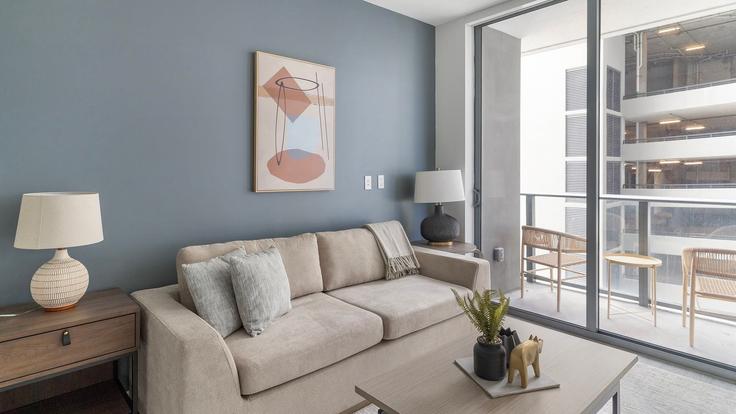 Sala de estar elegantemente projetada com móveis modernos em um apartamento no Building Northeast 4th Street - stay-with-vibe - 1631846 em Miami, Miami Sala de estar elegantemente projetada com móveis modernos em um apartamento no Building Northeast 4th Street - stay-with-vibe - 1631846 em Miami, Miami