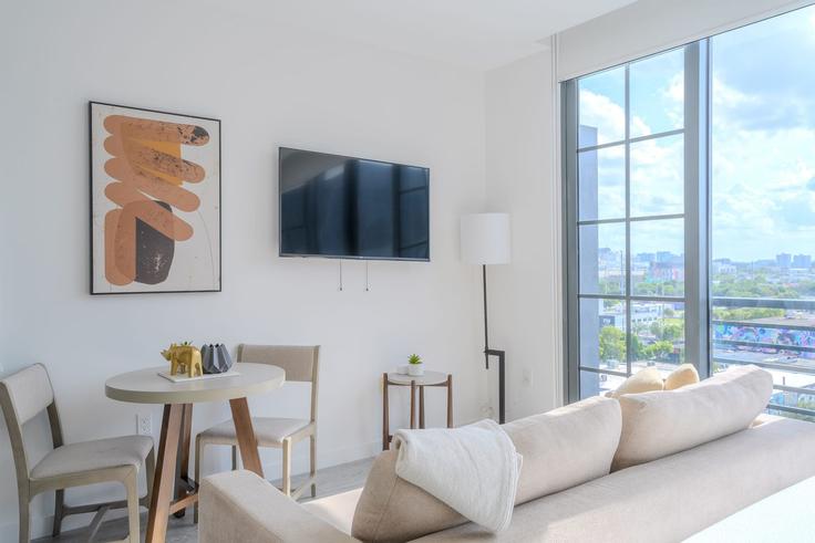 Miami, Miami에 위치한 Building Northwest 24th Street - stay-with-vibe - 1696205 유닛의 세련된 인테리어가 돋보이는 거실