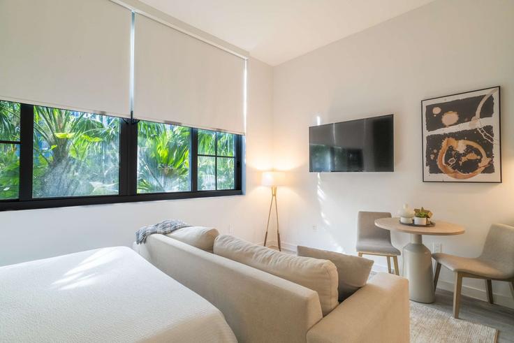 Miami, Miami에 위치한 Building Northwest 25th Street - stay-with-vibe - 1696208 유닛의 세련된 인테리어가 돋보이는 거실