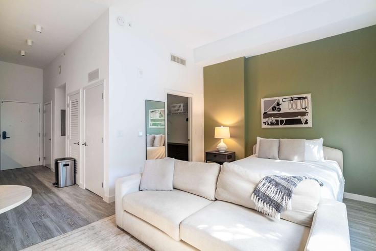 Miami, Miami에 위치한 Building Northwest 25th Street - stay-with-vibe - 1696204 유닛의 세련된 인테리어가 돋보이는 거실