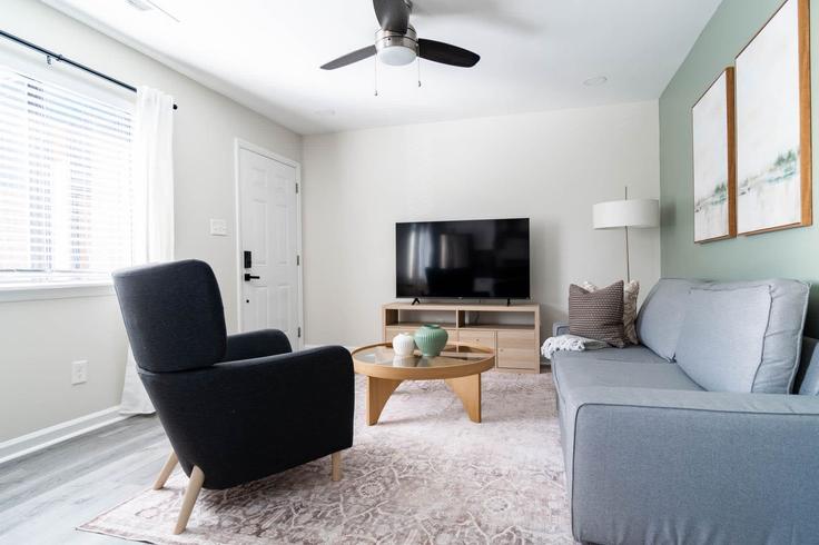 Salle de séjour élégante avec mobilier moderne dans un appartement à Building Holloway Street - stay-with-vibe - 1631818 à Durham, Durham Salle de séjour élégante avec mobilier moderne dans un appartement à Building Holloway Street - stay-with-vibe - 1631818 à Durham, Durham
