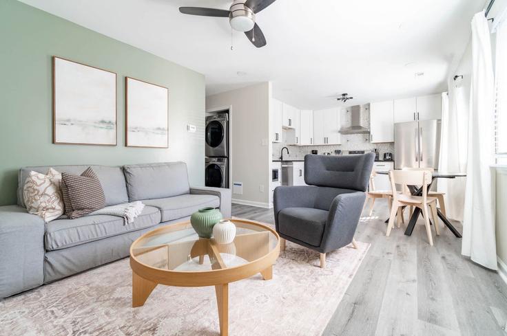Salle de séjour élégante avec mobilier moderne dans un appartement à Building Holloway Street - stay-with-vibe - 1631825 à Durham, Durham Salle de séjour élégante avec mobilier moderne dans un appartement à Building Holloway Street - stay-with-vibe - 1631825 à Durham, Durham