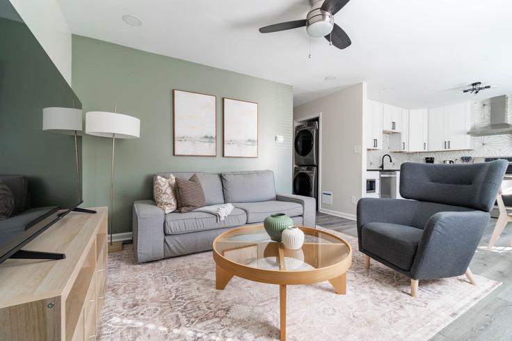 Salle de séjour élégante avec mobilier moderne dans un appartement à Building Holloway Street - stay-with-vibe - 1631803 à Durham, Durham Salle de séjour élégante avec mobilier moderne dans un appartement à Building Holloway Street - stay-with-vibe - 1631803 à Durham, Durham