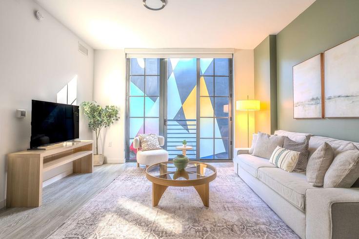 Miami, Miami에 위치한 Building Northwest 24th Street - stay-with-vibe - 1696212 유닛의 세련된 인테리어가 돋보이는 거실