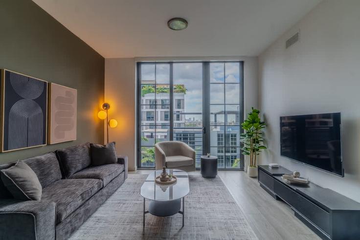 Miami, Miami에 위치한 Building Northwest 24th Street - stay-with-vibe - 1696203 유닛의 세련된 인테리어가 돋보이는 거실