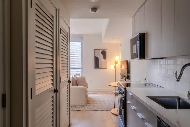 Sala de estar elegantemente projetada com móveis modernos em um apartamento no Building Northeast 2nd Street - stay-with-vibe - 1699607 em Miami, Miami