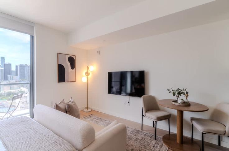 Elegant gestaltetes Wohnzimmer mit moderner Einrichtung in einer Wohnung im Building Northeast 2nd Street - stay-with-vibe - 1699602 in Miami, Miami Elegant gestaltetes Wohnzimmer mit moderner Einrichtung in einer Wohnung im Building Northeast 2nd Street - stay-with-vibe - 1699602 in Miami, Miami