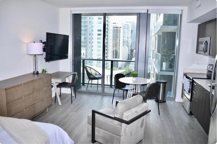 Miami MiamiのBuilding Northeast 4th Street - stay-with-vibe - 1631812のアパートメントにある、モダンな家具を備えたエレガントなデザインのリビングルーム Miami MiamiのBuilding Northeast 4th Street - stay-with-vibe - 1631812のアパートメントにある、モダンな家具を備えたエレガントなデザインのリビングルーム