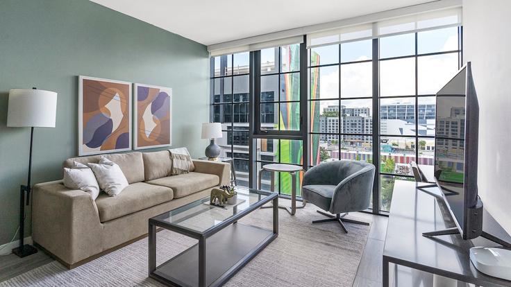 Miami, Miami에 위치한 Building Northwest 24th Street - stay-with-vibe - 1696202 유닛의 세련된 인테리어가 돋보이는 거실 Miami, Miami에 위치한 Building Northwest 24th Street - stay-with-vibe - 1696202 유닛의 세련된 인테리어가 돋보이는 거실