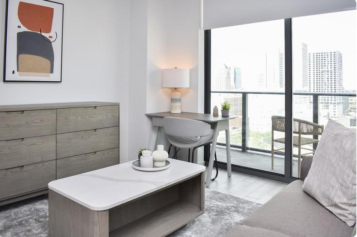 Sala de estar elegantemente projetada com móveis modernos em um apartamento no Building Northeast 4th Street - stay-with-vibe - 1631801 em Miami, Miami Sala de estar elegantemente projetada com móveis modernos em um apartamento no Building Northeast 4th Street - stay-with-vibe - 1631801 em Miami, Miami