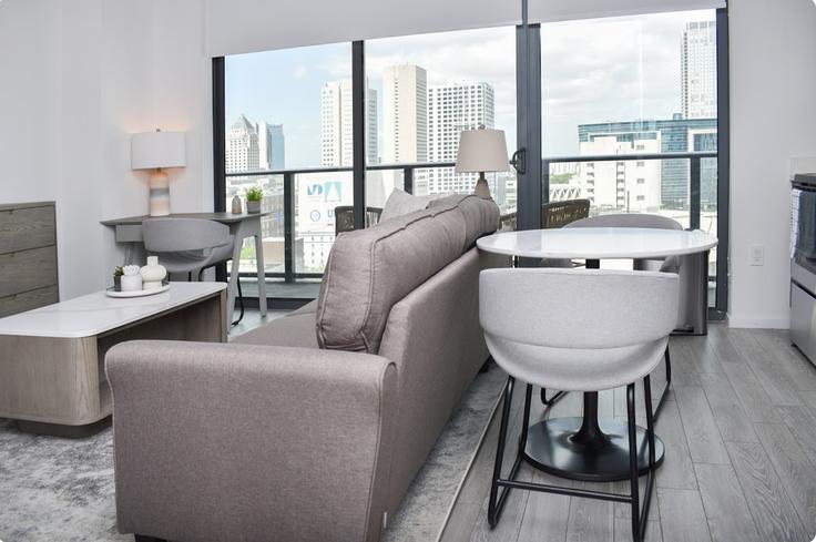 Miami, Miami에 위치한 Building Northeast 4th Street - stay-with-vibe - 1631801 유닛의 세련된 인테리어가 돋보이는 거실 Miami, Miami에 위치한 Building Northeast 4th Street - stay-with-vibe - 1631801 유닛의 세련된 인테리어가 돋보이는 거실