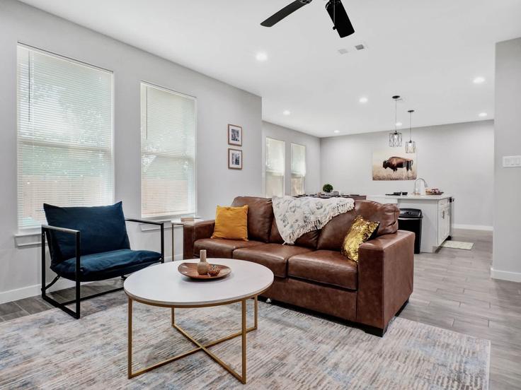 Elegante sala de estar con mobiliario moderno en un apartamento en Building Perry Avenue - stayalbatross - 1324866 en Waxahachie, Waxahachie Elegante sala de estar con mobiliario moderno en un apartamento en Building Perry Avenue - stayalbatross - 1324866 en Waxahachie, Waxahachie