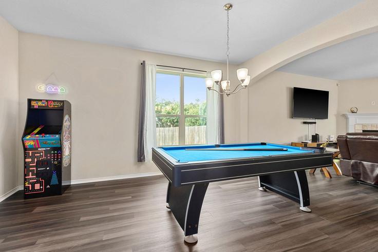 Temple TempleのBuilding Ledgestone Trail - stayalbatross - 1324869のアパートメントにある、モダンな家具を備えたエレガントなデザインのリビングルーム