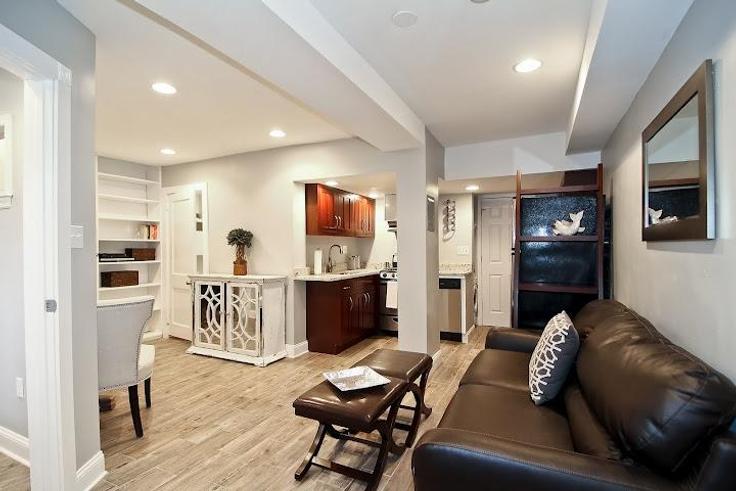 Salle de séjour élégante avec mobilier moderne dans un appartement à Building 19th Street Northwest - stayattache - 364 à Washington, Washington