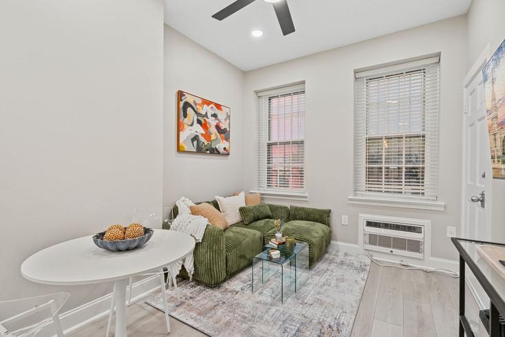 Building 4th Street Southeast - stayattache - 1045686 adresindeki bir dairede modern mobilyalarla zarif bir şekilde tasarlanmış oturma odası Washington, Washington